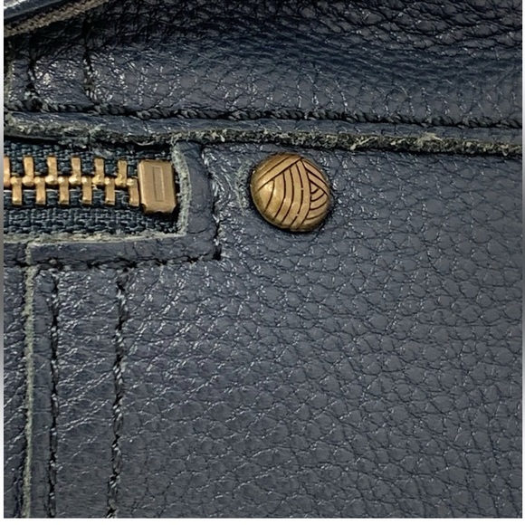 The Sak Navy Blue Leather Crossbody Bag Purse Handbag Zipper Pockets Lined inner - Picture 5 of 16